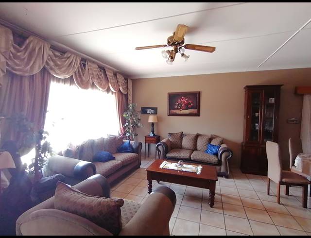 4 BEDROOM FREESTANDING FOR SALE IN STILFONTEIN EXT 4